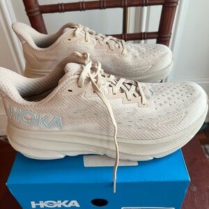 HOKA W Clifton 9 sneakers - Size 9.5 B - NEW - Shifting Sands